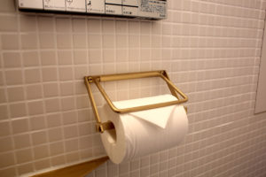 真鍮トイレットペーパーホルダー | 店舗内装 | ダイニングテーブル | テーブル | 山形・仙台を中心にオリジナル家具・オーダー家具、インテリアのデザイン・製作・納品をおこなっています。おしゃれ。