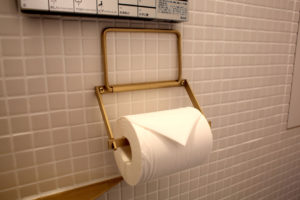 真鍮トイレットペーパーホルダー | 店舗内装 | ダイニングテーブル | テーブル | 山形・仙台を中心にオリジナル家具・オーダー家具、インテリアのデザイン・製作・納品をおこなっています。おしゃれ。